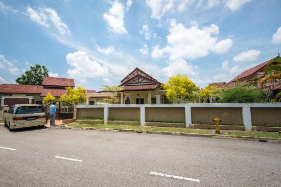 Klia Airport Transit And F1 Formula One Sepang Jentayu Enstek Bungalow Homestay Bandar Baru Enstek Updated 2021 Price Reviews Trip Com