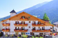 Hotel Traube - Stelvio Hotels in Tubre