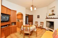 IzzHome Cozy Sunflowers Hotels in Pula