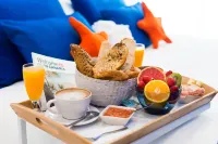 Wavia Hotel - Adults Only - parkir