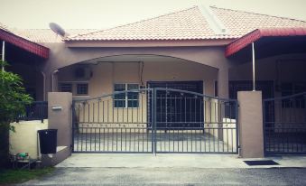 Fahaz Lumut Homestay