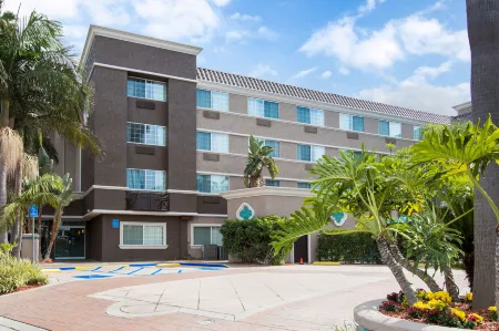 Best Western Inn & Suites San Diego – Zoo/SeaWorld Area Отели рядом с достопримечательностью «Пеканга Арена»