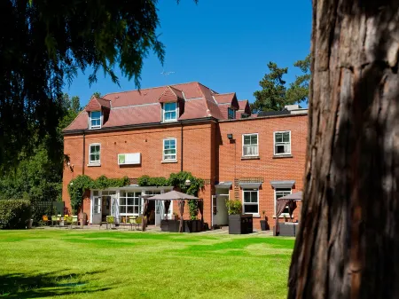 The Pinewood Hotel Отели рядом с достопримечательностью «Парк Лэнгли»