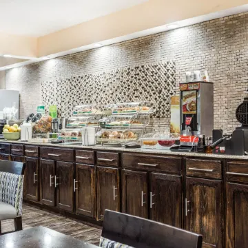 Quality Inn & Suites Airport Отели рядом с достопримечательностью «Банк оф Америка Стадиум»