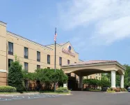 Russell Inn & Suites فنادق في Starkville