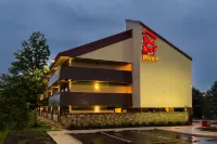 Red Roof Plus+ Chicago - Willowbrook Hotels near Kohler Waters Spa at Burr Ridge