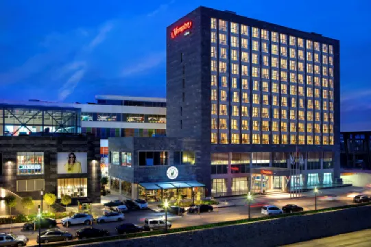 ハンプトン バイ ヒルトン コカエリ シンボル のホテル