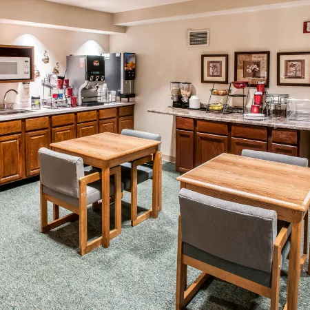 Econo Lodge Inn & Suites