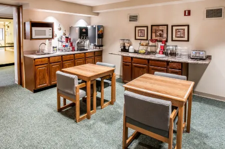 Econo Lodge Inn & Suites