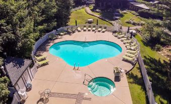 Stonehurst Manor Including Breakfast and Dinner - Housity