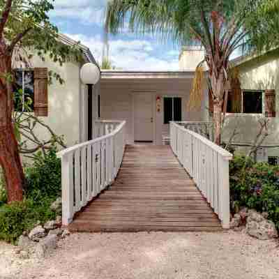 Coconut Palm Inn Hotel Exterior