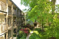 Valley River Inn Hotel dekat Peterson Hall
