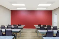 Days Inn & Suites by Wyndham Huntsville Hotels in Huntsville