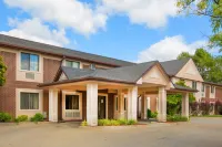 Super 8 by Wyndham Clive IA Hotels near Seven Flags Event Center