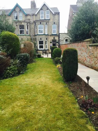 Diamonds Lodge Near York Hospital Отели рядом с достопримечательностью «The Web Adventure Park»