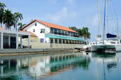 Marina Hotel at Shelter Bay Hotel dekat Pipeline road inside