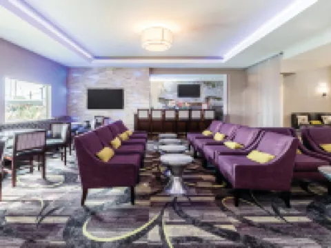 La Quinta Inn & Suites by Wyndham Arlington North 6 Flags Dr Hotels in Arlington