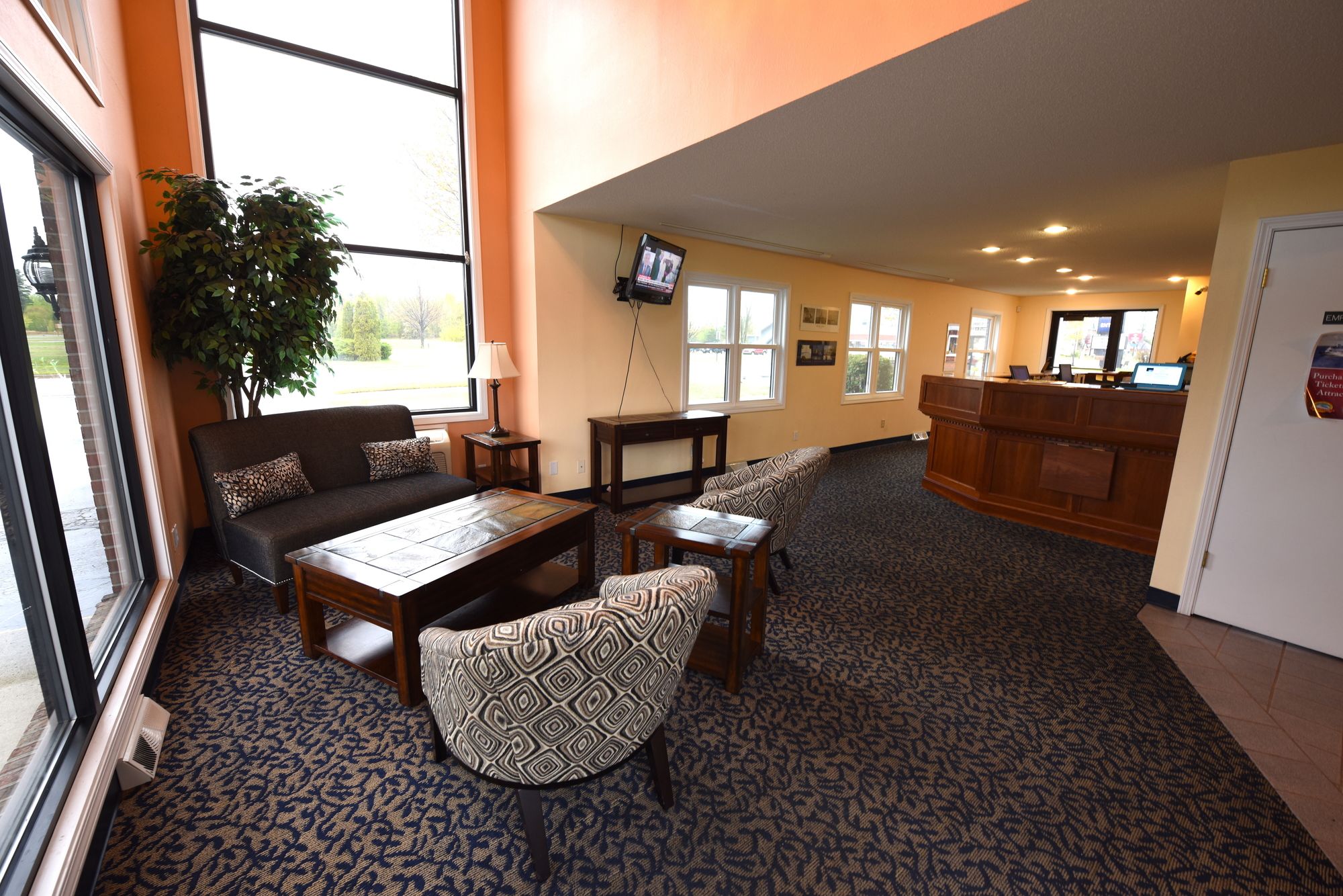 Days Inn by Wyndham Mackinaw City - Lakeview