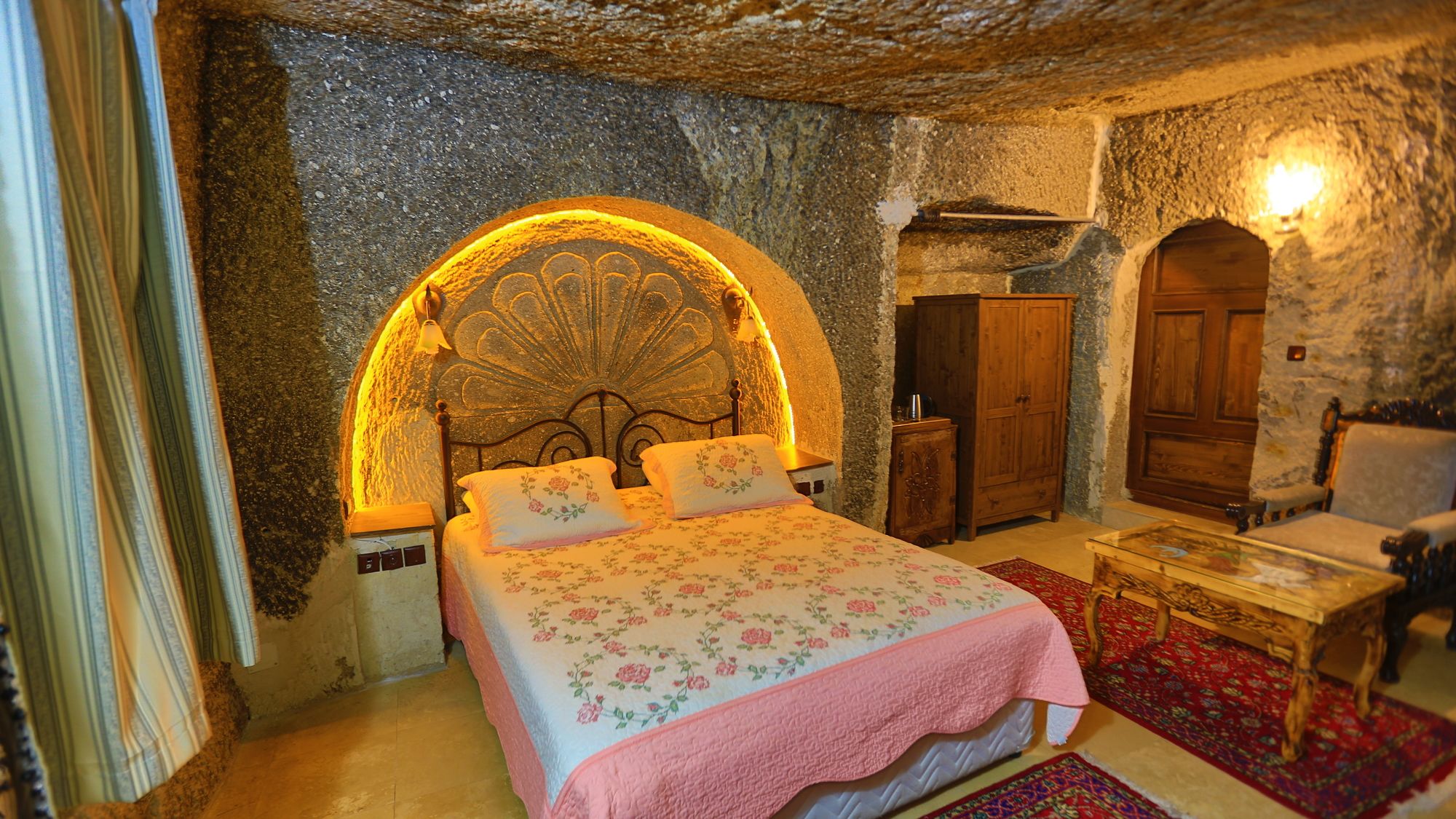 Holiday Cave Hotel