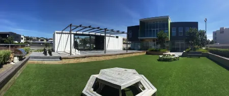 Navigate Seaside Hotel & Apartments
