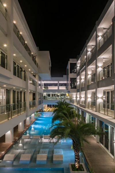 屋外プール アストリア カレントの写真