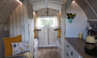 The Little Hide - Grown up Glamping