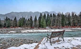 Sky River's Edge - Three Bedroom Cabin with Hot Tub