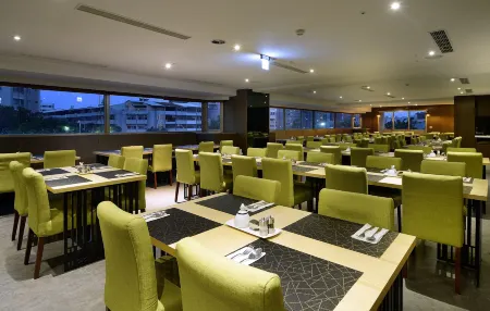 Aeris Hotel Отели рядом со станцией HSR Taichung Station