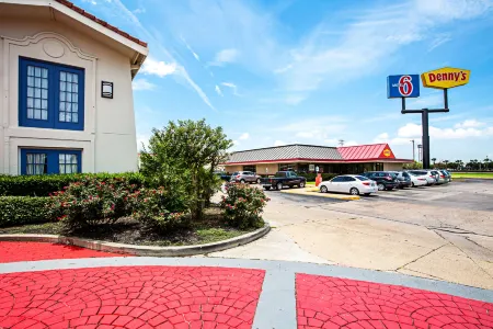 Super 8 by Wyndham Texas City