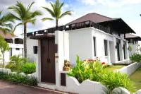 The Oriental Beach Pool Villa and Village Hotell i Chakphong