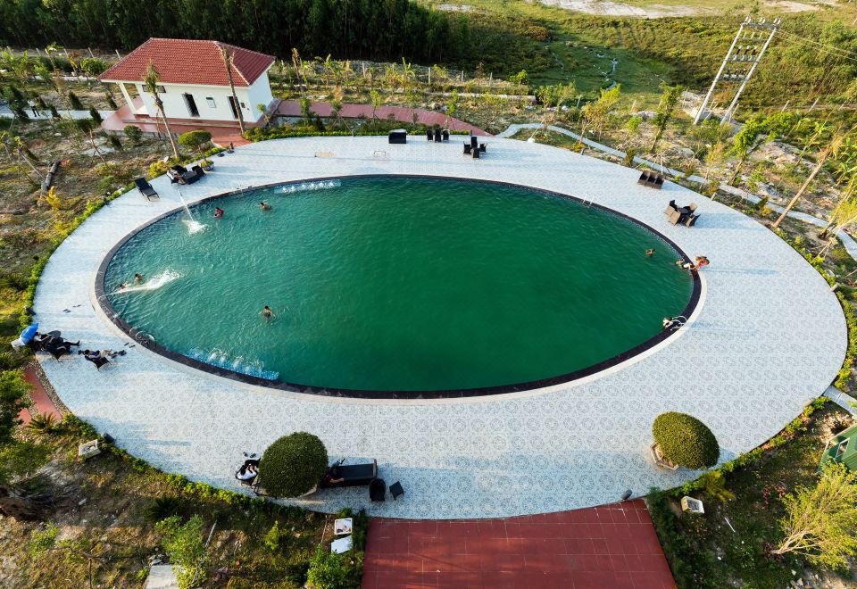 무엉 탄 그랜드 하 틴 호텔의 실외 수영장 이미지