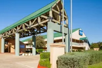 Rodeway Inn & Suites South of Fiesta Park Hotels in San Antonio