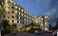 The Manila Hotel Hotel dekat IEMELIF Cathedral