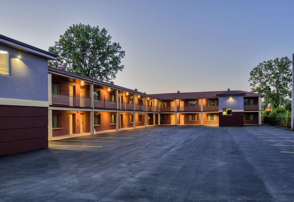 Aarya Hotel by Niagara Fashion Outlets