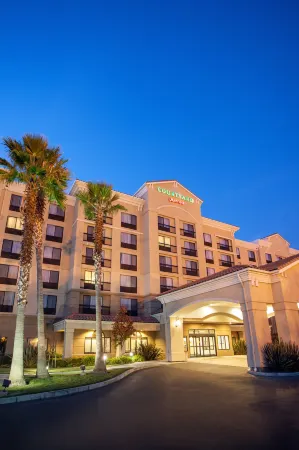 Courtyard Newark Silicon Valley Отели рядом с достопримечательностью «Fear Overload Scream Park»