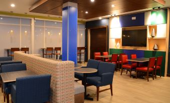 Holiday Inn Express & Suites Pittsburgh - Monroeville