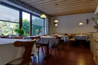 Alpina Hotel Hotel di Raubling