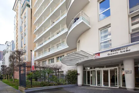 Séjours & Affaires Courbevoie Grande Arche Отели рядом с достопримечательностью «Pavillon des Indes»