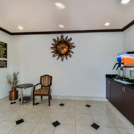 Scottish Inn and Suites Highway Six South Отели рядом с достопримечательностью «Торговый центр "Уэст-Оукс"»