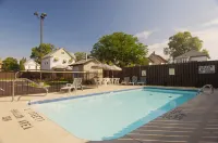 Super 8 by Wyndham Niagara Falls by the Falls - Kolam Renang