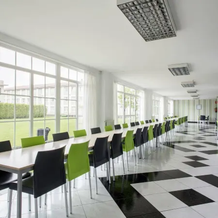 Residencia Universitaria Resa Siglo XXI Отели рядом с достопримечательностью «Куль­тур­но-раз­вле­ка­тель­ный центр «Колизей» в Ла-Корунье»