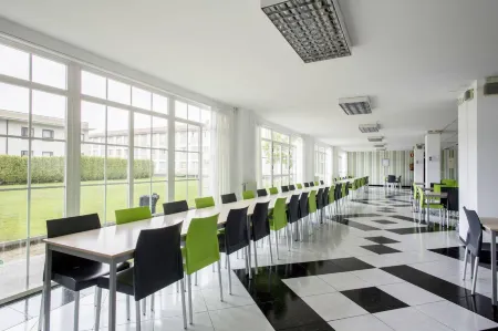 Residencia Universitaria Resa Siglo XXI Отели рядом с достопримечательностью «Anaco»