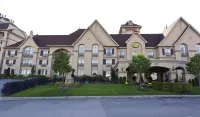Le St-Martin Hotel & Suites Hotels in Laval