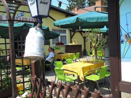 Hotel & Restaurant Alte Molkerei Kölleda Отели в г. Гросбрембах