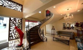 Quindeloma Art Hotel And Gallery