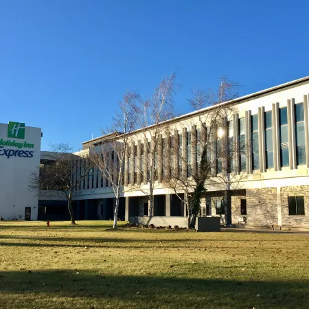 Holiday Inn Express GRAND ISLAND - NIAGARA FALLS by IHG Отели рядом с достопримечательностью «Государственный парк "Вирлпул"»
