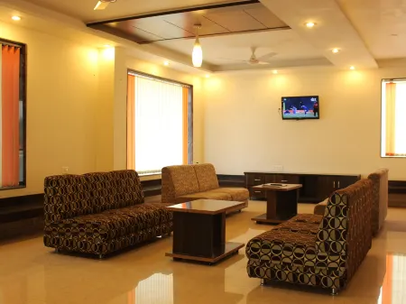 Hotel Sai Ramanand Отели рядом с достопримечательностью «Shiradi sai baba real Temple»