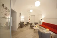 Hotel Marina Charming Rooms فنادق في Finale Ligure