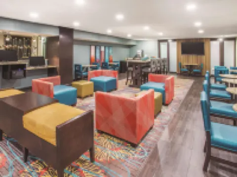 La Quinta Inn & Suites by Wyndham O'Fallon, IL - St. Louis Hotels in OFallon