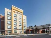 La Quinta Inn & Suites by Wyndham Philadelphia Airport Hotels in Delaware County